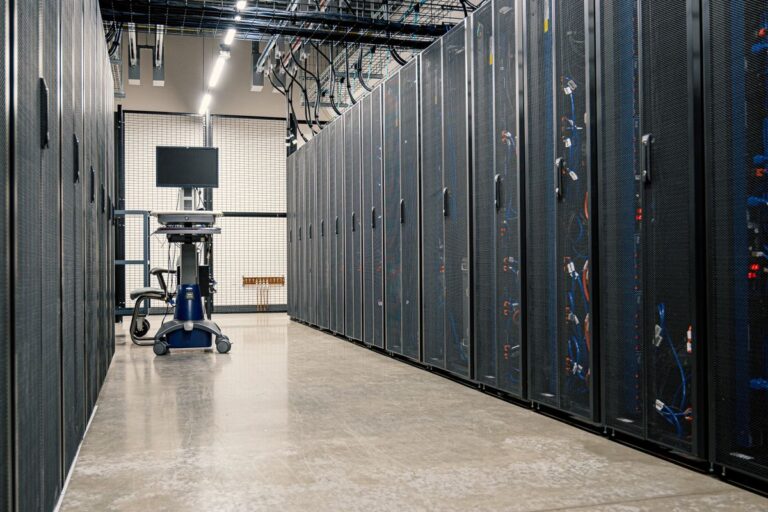 Gang tussen serverrekken in een serverruimte