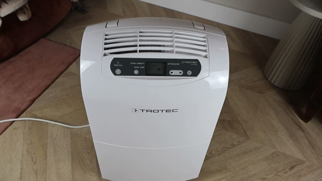 Trotec TTK 100 E luchtontvochtiger van bovenaf op een visgraatvloer in de woonkamer