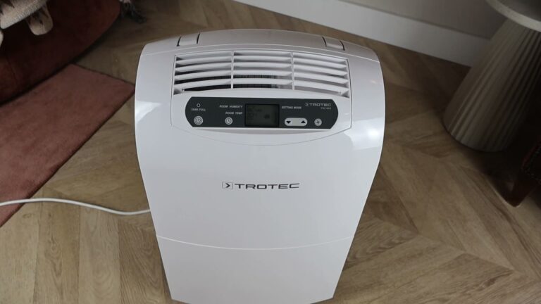 Trotec TTK 100 E luchtontvochtiger van bovenaf op een visgraatvloer in de woonkamer