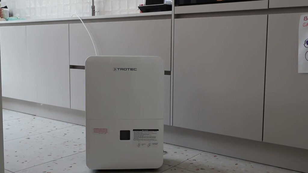 Trotec TTK 127 E luchtontvochtiger met afvoerslang voor de keukenkastjes