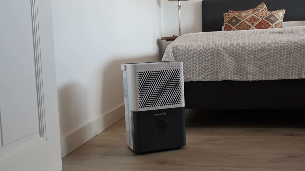 Trotec TTK 33 E luchtontvochtiger naast het bed in een slaapkamer