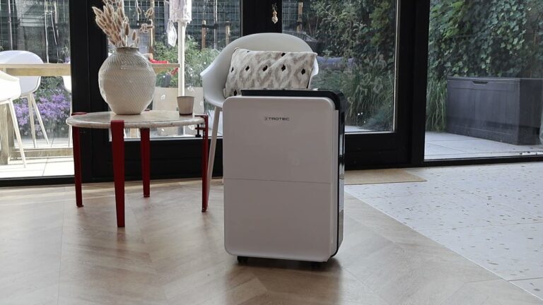 Trotec TTK 99 HEPA luchtontvochtiger bij de tuindeuren in de woonkamer