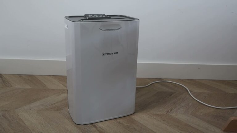Trotec TTR 57 E adsorptie-luchtontvochtiger op een houten vloer tegen een witte wand